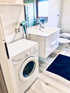 W łazience znajduje się pralka i umywalka. w obiekcie Residence Tigli Campomarino w mieście Campomarino