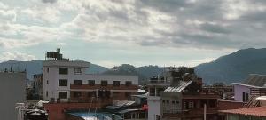 uitzicht op een stad met gebouwen en bergen bij Nepalaya Home Hostel in Kathmandu
