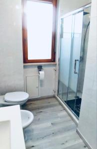 y baño con 2 aseos y ducha. en Residence Tigli Campomarino, en Campomarino