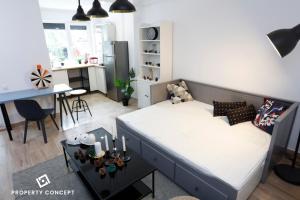 Habitación pequeña con cama y escritorio. en Avangarde Concept Studio, en Roşu