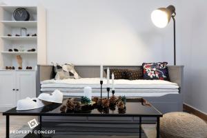 1 dormitorio con 1 cama y mesa de centro con velas en Avangarde Concept Studio, en Roşu