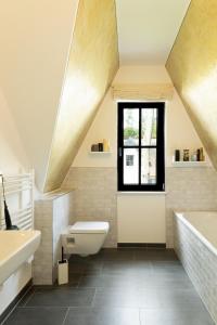 een badkamer met een wastafel, een toilet en een raam bij Ferienhaus Oogenstern USEDOM -ruhige Lage- im Fischerdorf Zirchow in Zirchow