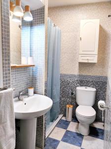 een badkamer met een wit toilet en een wastafel bij Apartamento El Rincón del Parque in Baena