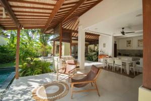 a living room with a dining room and a house at Villa Shanti in Seminyak