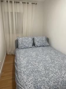 un letto con due cuscini in una camera da letto di Edith House lisbon a Lisbona