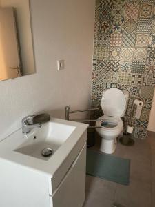 bagno con lavandino bianco e servizi igienici di Edith House lisbon a Lisbona