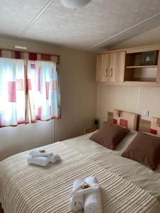 una camera con due letti e asciugamani di Chalet Olm 29 a Zoerte