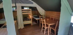 TV a/nebo společenská místnost v ubytování Camping Ushuaïa Villages Le Viaduc