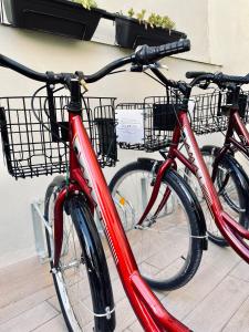 dos motos estacionadas una al lado de la otra con canastas en ellas en Zalamera BnB, en Valencia