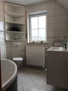 Kúpeľňa v ubytovaní Ferienwohnung Fischer mit E-Ladestation direkt am Haus