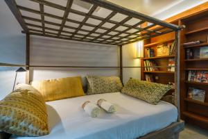 Krevet ili kreveti u jedinici u objektu Villa Nunasari - 3BR Villa w/ Lush Greeneries, Close to the Beach!