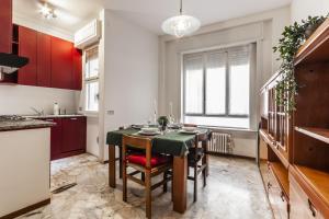 cocina con mesa y mantel verde en Rossini Apartment, en Milán