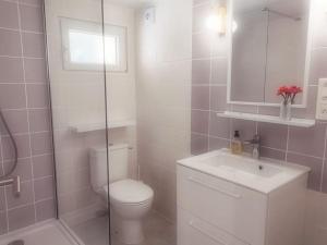 a bathroom with a toilet and a sink and a shower at Belle dépendance de 30m2 avec terrasse et jardin in Villeneuve-lès-Avignon