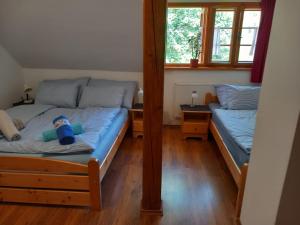 Katil atau katil-katil dalam bilik di Apartmán U Jezírka
