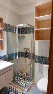 een badkamer met een douche en een toilet bij Appartement Costa Bouznika in Bouznika