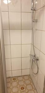 La salle de bains est pourvue d'une douche et de carrelage. dans l'établissement MA-A2 Single Wohnung, à Krefeld