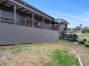 an empty yard in front of a house at Top of the Bay in Arthurs Seat