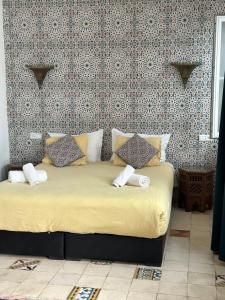 1 dormitorio con 1 cama grande en una habitación en Riad Al Zahia, en Essaouira