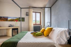 Postel nebo postele na pokoji v ubytování CasaCastello Barolo