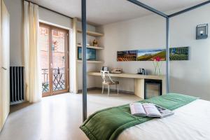 Postel nebo postele na pokoji v ubytování CasaCastello Barolo