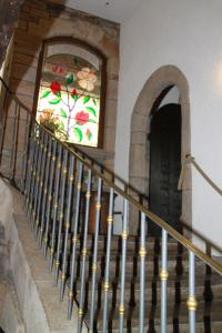 普萊桑斯的住宿－木蘭酒店，一层带彩色玻璃窗的楼梯