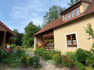 Taman di luar Apartmán U Jezírka