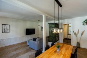 a living room with a table and a couch at Historische Wohnung im Herzen der Thuner Altstadt in Thun