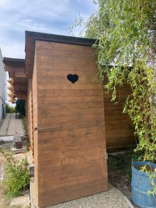 una casa exterior de madera con un corazón en la puerta en Apartmán Ivona, en Štípa