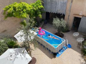- une vue sur la piscine pour 2 personnes dans l'établissement Le Chai des Tuileries, à Montagnac