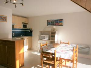 a kitchen with a table and chairs in a kitchen at Duplex T3 au cœur de Saint-Lary-Soulan - 6 pers., balcon, parking, skis - FR-1-457-130 in Saint-Lary-Soulan