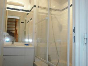 ein Bad mit einer Dusche und einem Waschbecken in der Unterkunft Appartement Saint-Lary-Soulan, 3 pièces, 6 personnes - FR-1-457-130 in Saint-Lary-Soulan