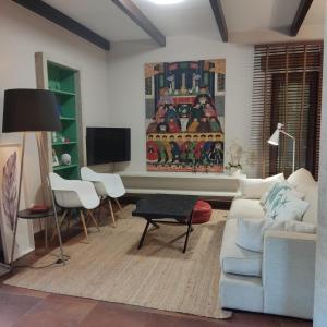 uma sala de estar com um sofá e uma mesa em Casa De Campo Clara em Santa Cristina