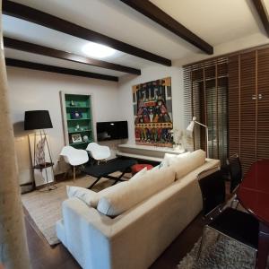 uma sala de estar com um sofá e uma mesa em Casa De Campo Clara em Santa Cristina