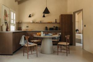 kuchnia ze stołem i krzesłami w pokoju w obiekcie F Topia Villas w mieście Fiskardo