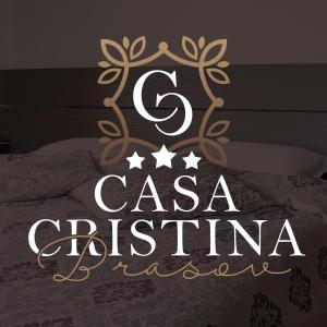 een bed met een bord waarop csa kerstmis staat bij Casa Cristina in Braşov