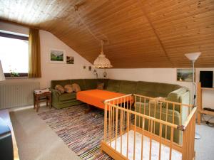 ein Wohnzimmer mit einem Sofa und einem Tisch in der Unterkunft Cosy apartment in Allg u with garden in Oy-Mittelberg