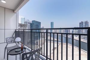 balcón con vistas al perfil urbano en CitiHome- Business Bay, en Dubái