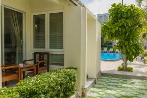 Bazén v ubytování Tây Tiến Bungalow nebo v jeho okolí