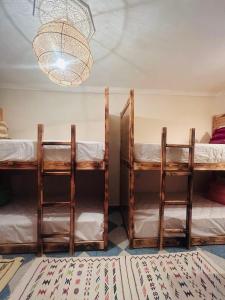Rúm í herbergi á Peekaboo Hostel