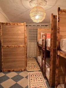 Rúm í herbergi á Peekaboo Hostel