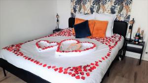 - un lit avec un cœur fait d'oreillers dans l'établissement Woody 100m du lac balcon, à Annecy