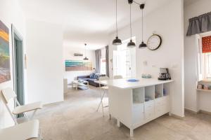 een keuken en een woonkamer met een aanrecht en een klok bij Villa Cirenaica in Torre Ovo