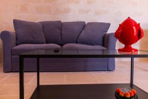 洛科羅通的住宿－Villa Bosco，客厅配有紫色沙发和玻璃桌