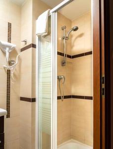 La salle de bains est pourvue d'une douche avec une porte en verre. dans l'établissement Studio Asnyka Old Town, à Cracovie