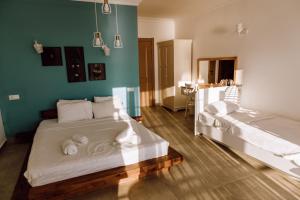 two beds in a room with green walls at Sole'n Blu in Kaş