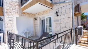 a balcony with a table and a chair at Sole'n Blu in Kaş