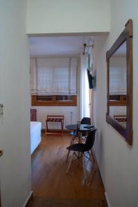een kamer met een tafel, een bed en een spiegel bij Αλσύλλιο - Alsillio studio apartments in Ierissos