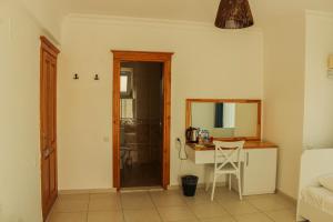 a living room with a table and a mirror at Sole'n Blu in Kaş