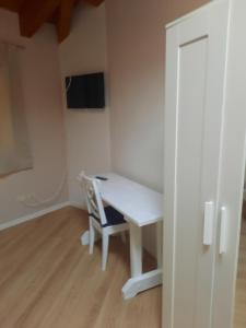Habitación con escritorio blanco y silla en RELAIS AGADELLO, en Monzuno