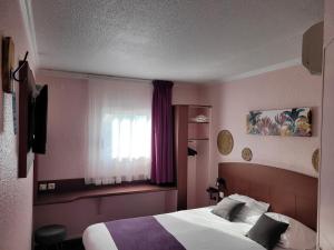 - une chambre avec un lit et une fenêtre avec des rideaux violets dans l'établissement Kyriad Direct Arles, à Arles